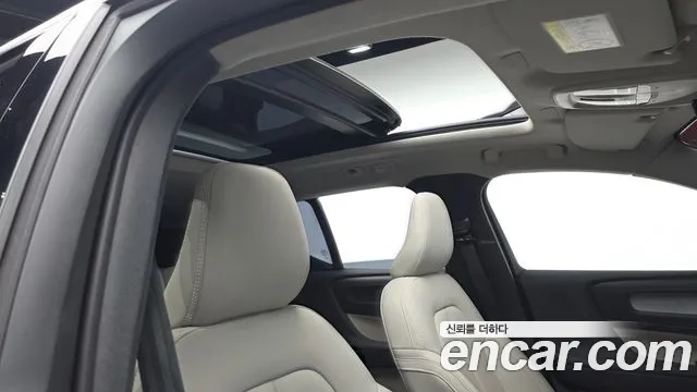 Volvo XC40 — фото 15