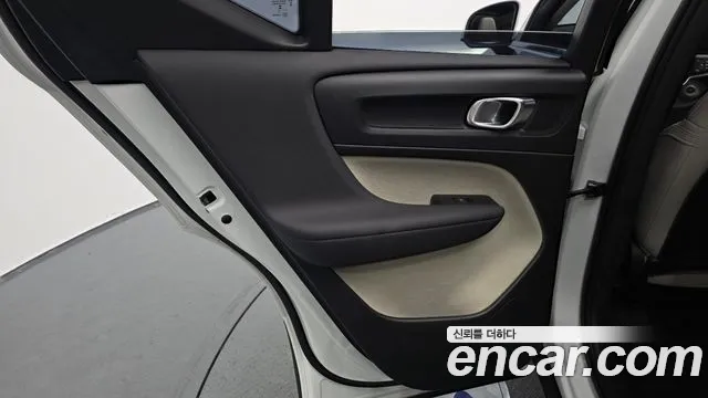 Volvo XC40 — фото 26