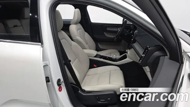 Volvo XC40 — фото 27