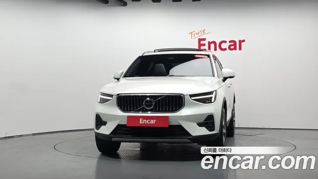 Volvo XC40 — фото 3