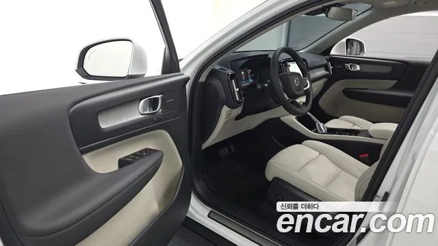 Volvo XC40 — фото 10