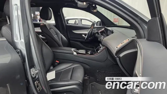 Mercedes-Benz EQC — фото 11
