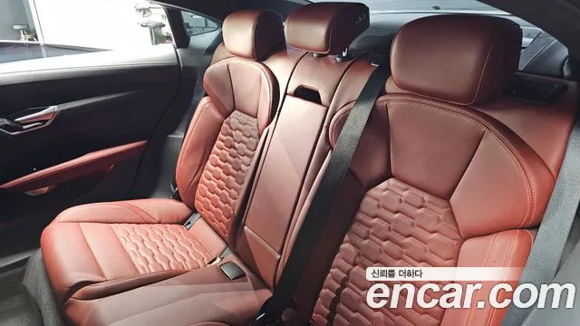 Audi e-tron GT — фото 26