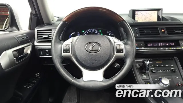 Lexus CT200h — фото 12