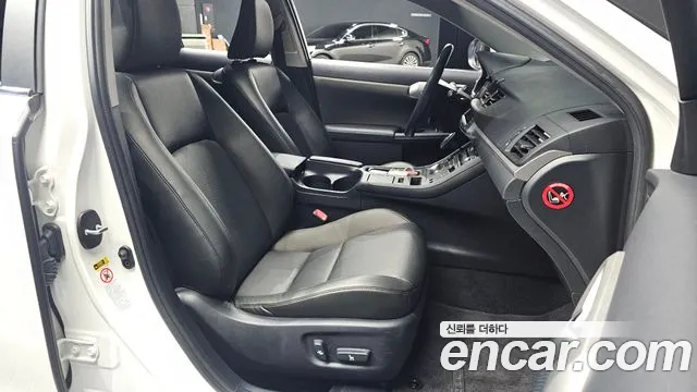 Lexus CT200h — фото 26