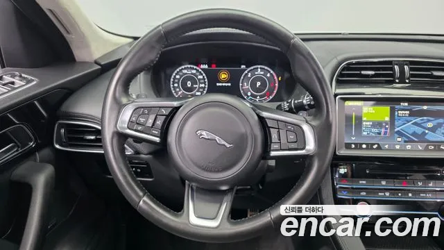 Jaguar F-PACE — фото 13