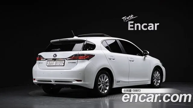 Lexus CT200h — фото 1