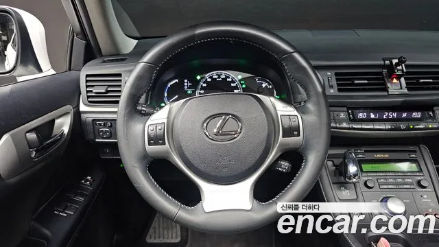 Lexus CT200h — фото 12