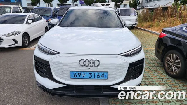 Audi Q6 e-tron — фото 1