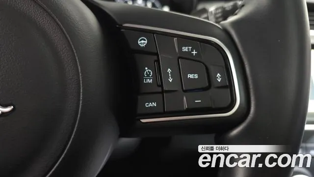 Jaguar E-PACE — фото 18