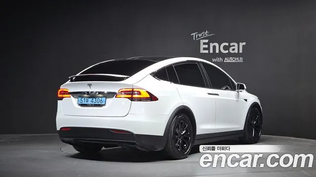 Tesla Model X — фото 1