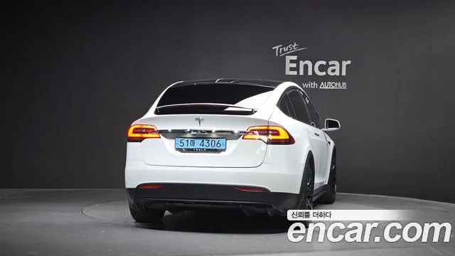 Tesla Model X — фото 3