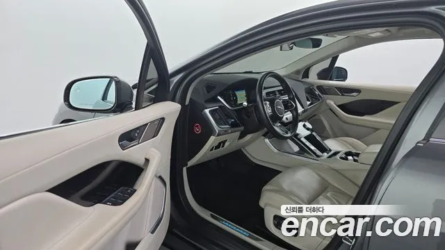 Jaguar I-PACE — фото 10
