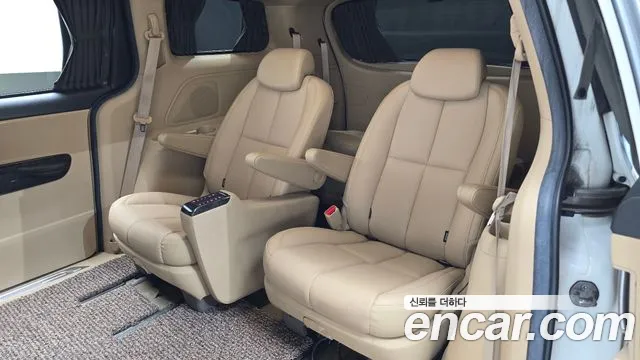 Kia Carnival — фото 11