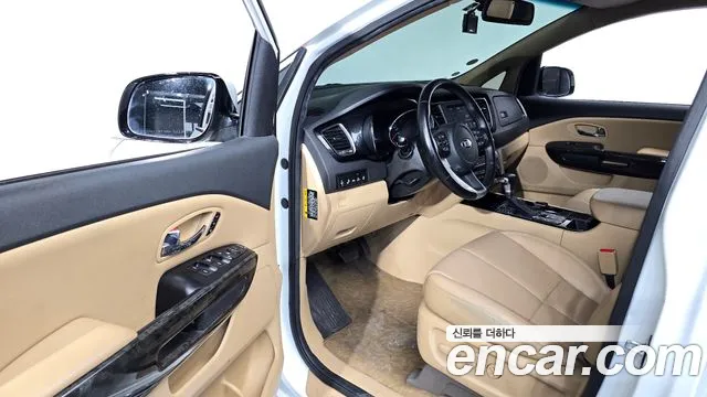 Kia Carnival — фото 10