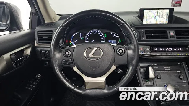 Lexus CT200h — фото 12