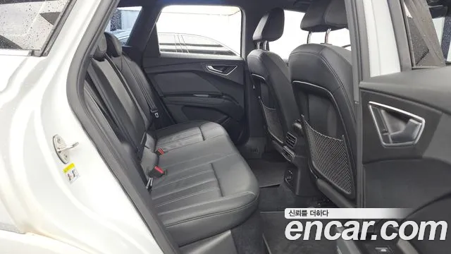 Audi Q4 e-tron — фото 12