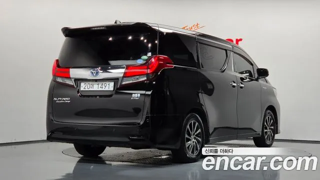 Toyota Alphard — фото 1