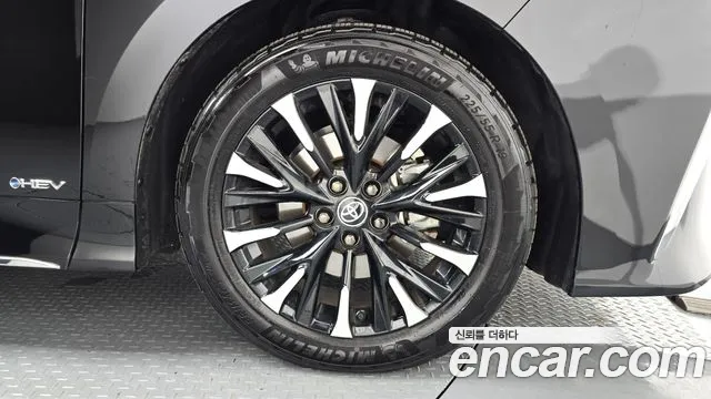 Toyota Alphard — фото 21