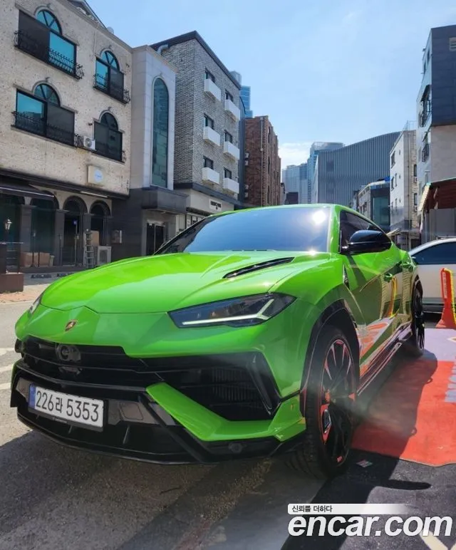 Lamborghini Urus — фото 1