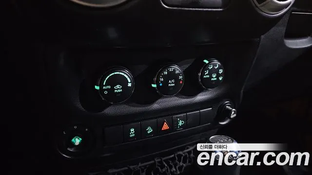 Jeep Wrangler — фото 14