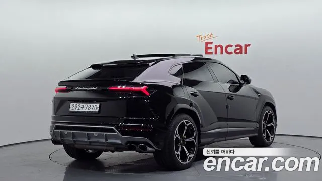Lamborghini Urus — фото 1