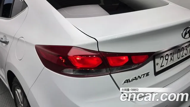 Hyundai Avante — фото 23