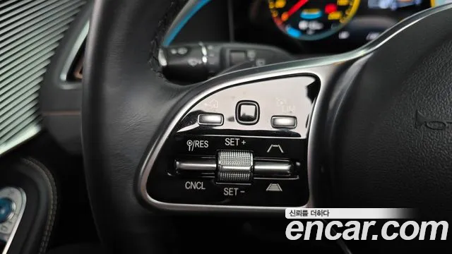 Mercedes-Benz EQC — фото 15