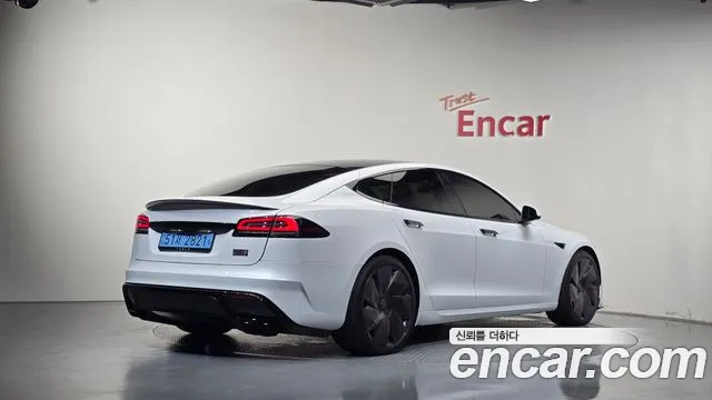 Tesla Model S — фото 1