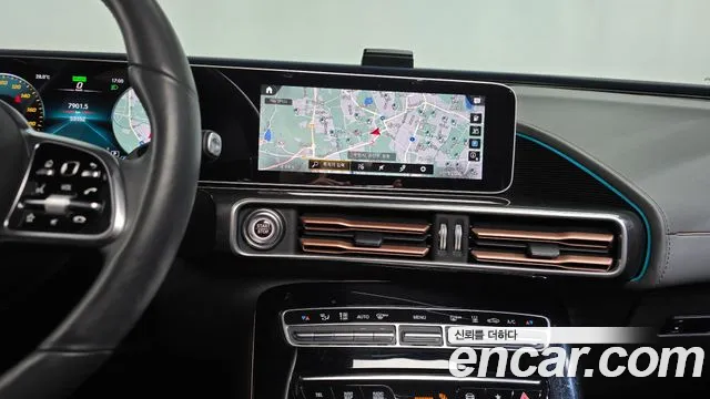 Mercedes-Benz EQC — фото 12