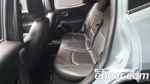 Jeep Renegade — фото 11
