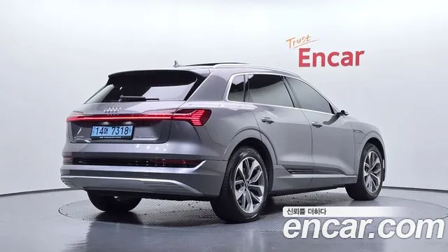 Audi e-tron — фото 2