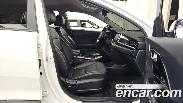 Kia Niro — фото 11