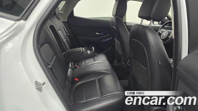Jaguar E-PACE — фото 11