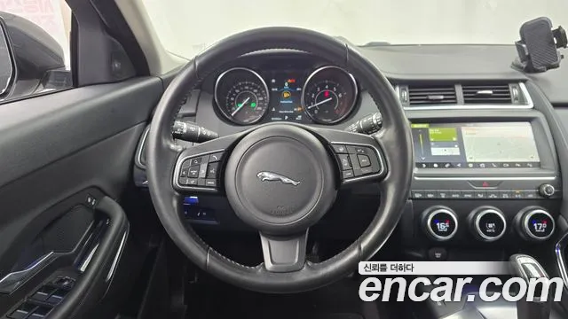 Jaguar E-PACE — фото 12