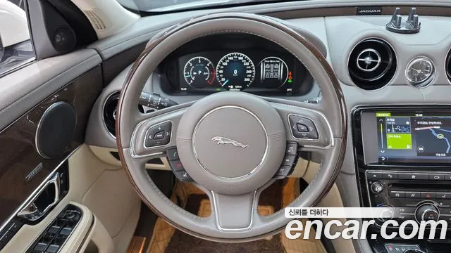 Jaguar XJ — фото 13