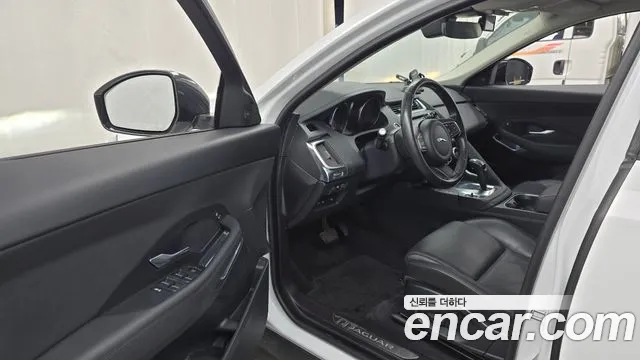 Jaguar E-PACE — фото 10