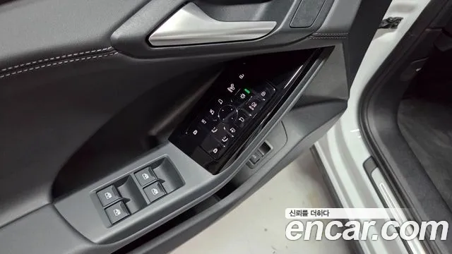 Audi Q6 e-tron — фото 12