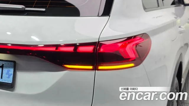 Audi Q6 e-tron — фото 24