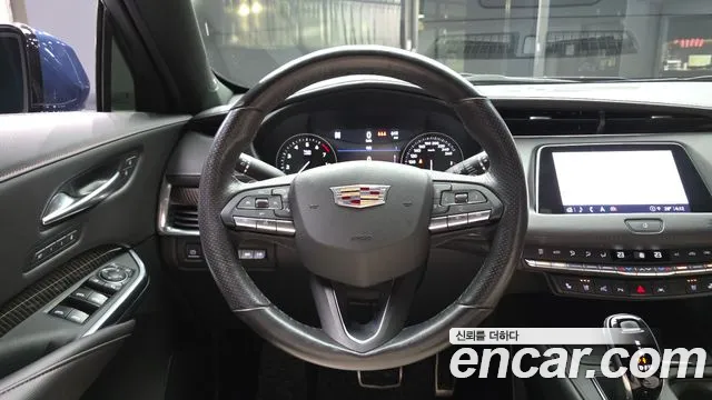 Cadillac XT4 — фото 12