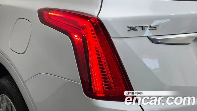 Cadillac XT5 — фото 23