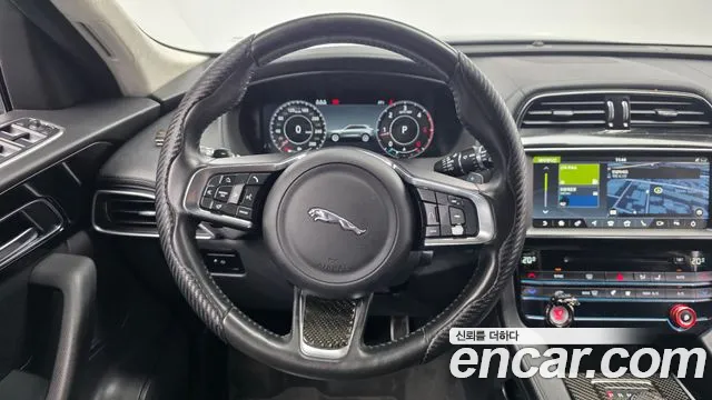 Jaguar F-PACE — фото 12