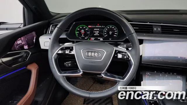 Audi Q8 e-tron — фото 13