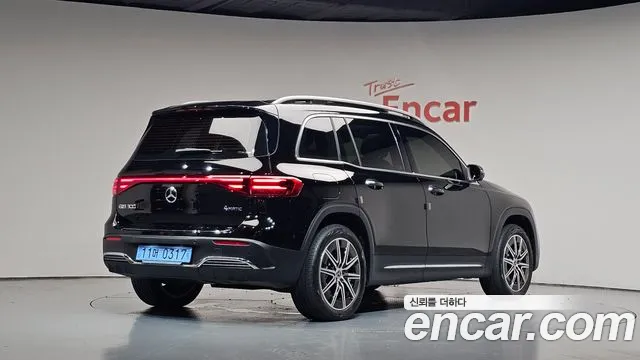 Mercedes-Benz EQB — фото 1