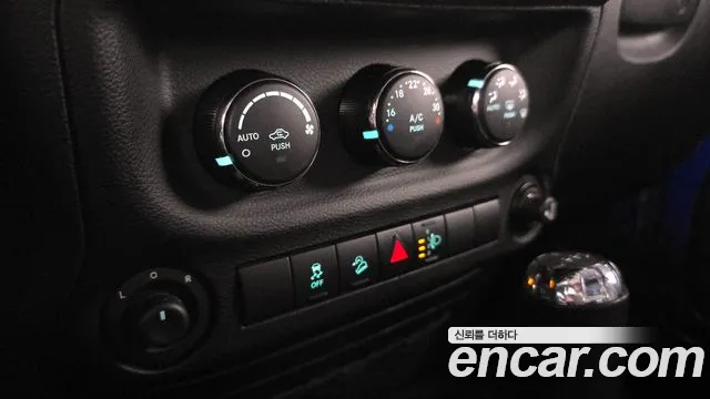 Jeep Wrangler — фото 15