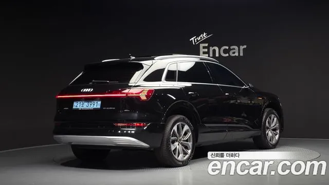 Audi e-tron — фото 2