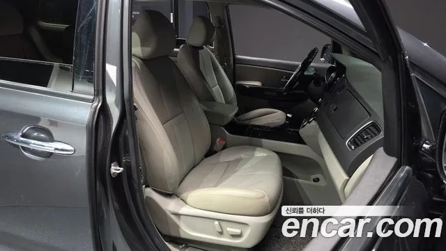Kia Carnival — фото 11