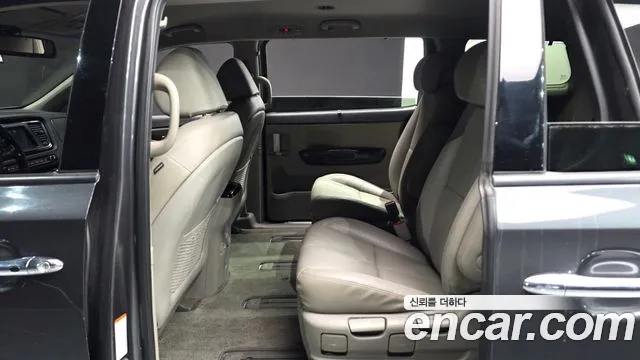 Kia Carnival — фото 12