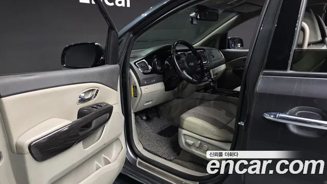 Kia Carnival — фото 10