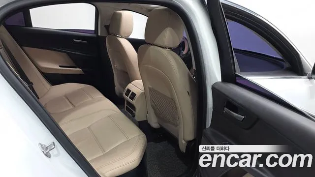 Jaguar XE — фото 11